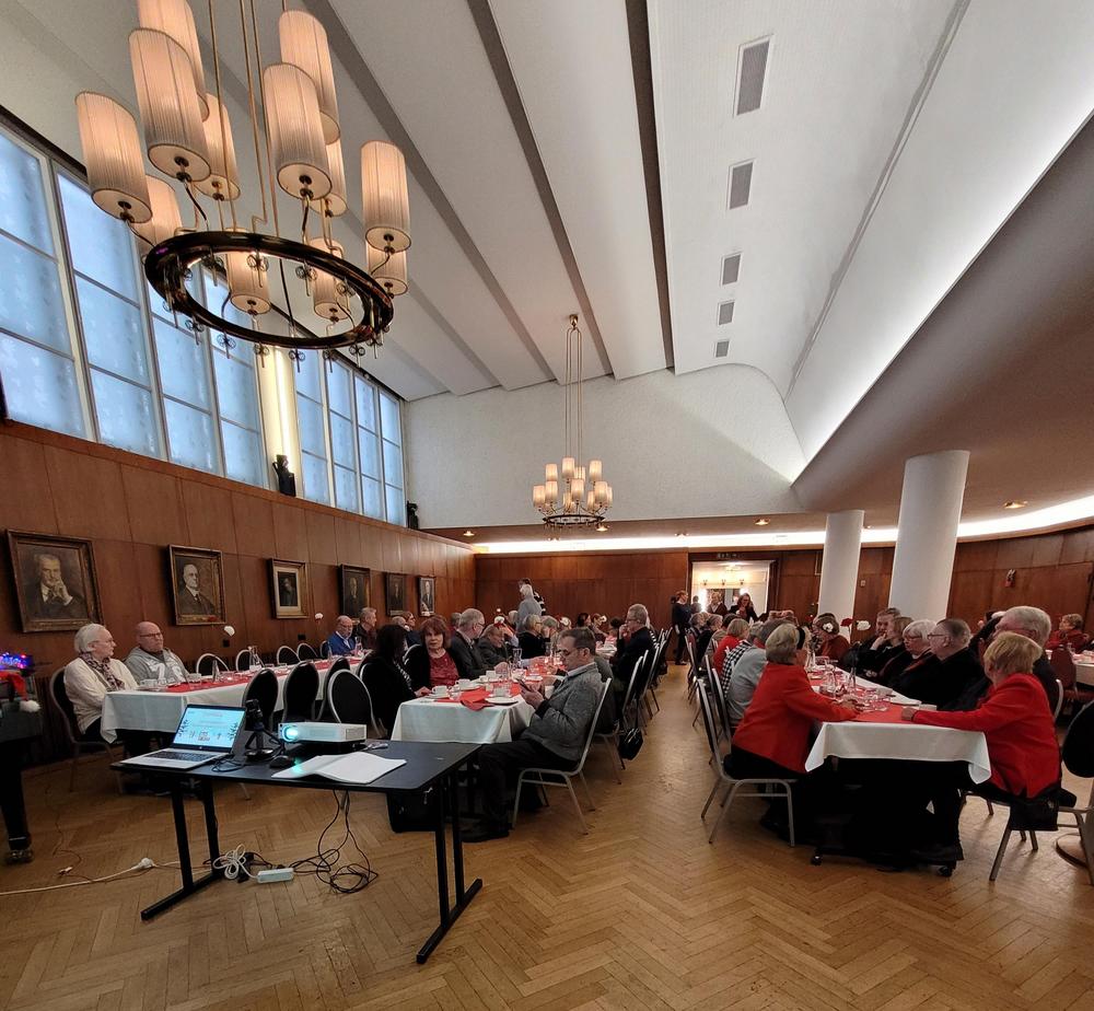 Enteriläisiä puurojuhlassa juhlapöydissä