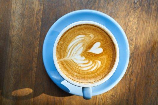 Kuvassa kahvikuppi, jossa on sydämen kuva vaahdossa.