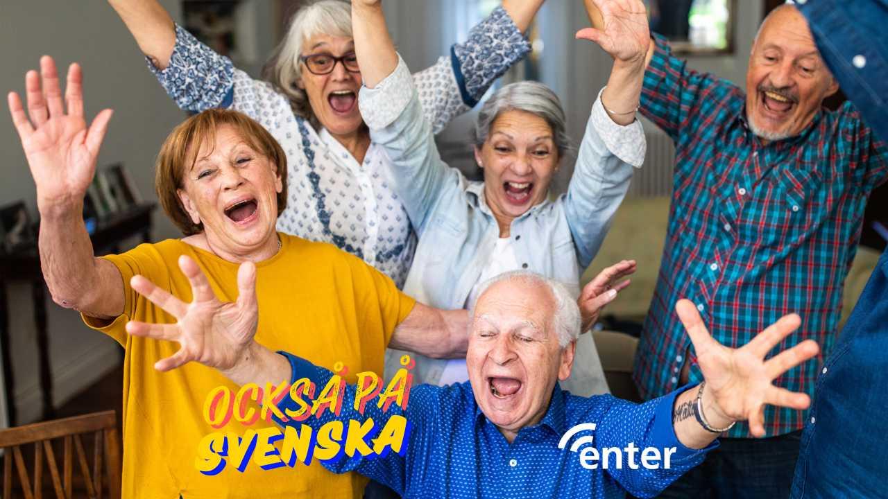 Viisi senioria juhlii kädet ilmassa. Teksti också på svenska ja enter.