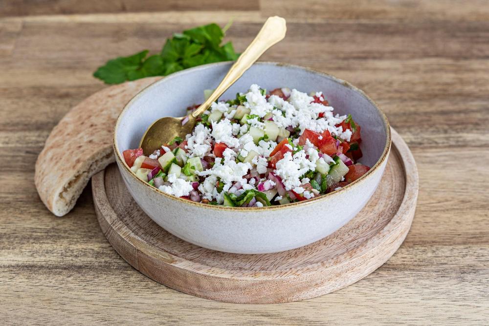 Itse tehtyjä keppihevosia on rivissä noin kymmenkunta.