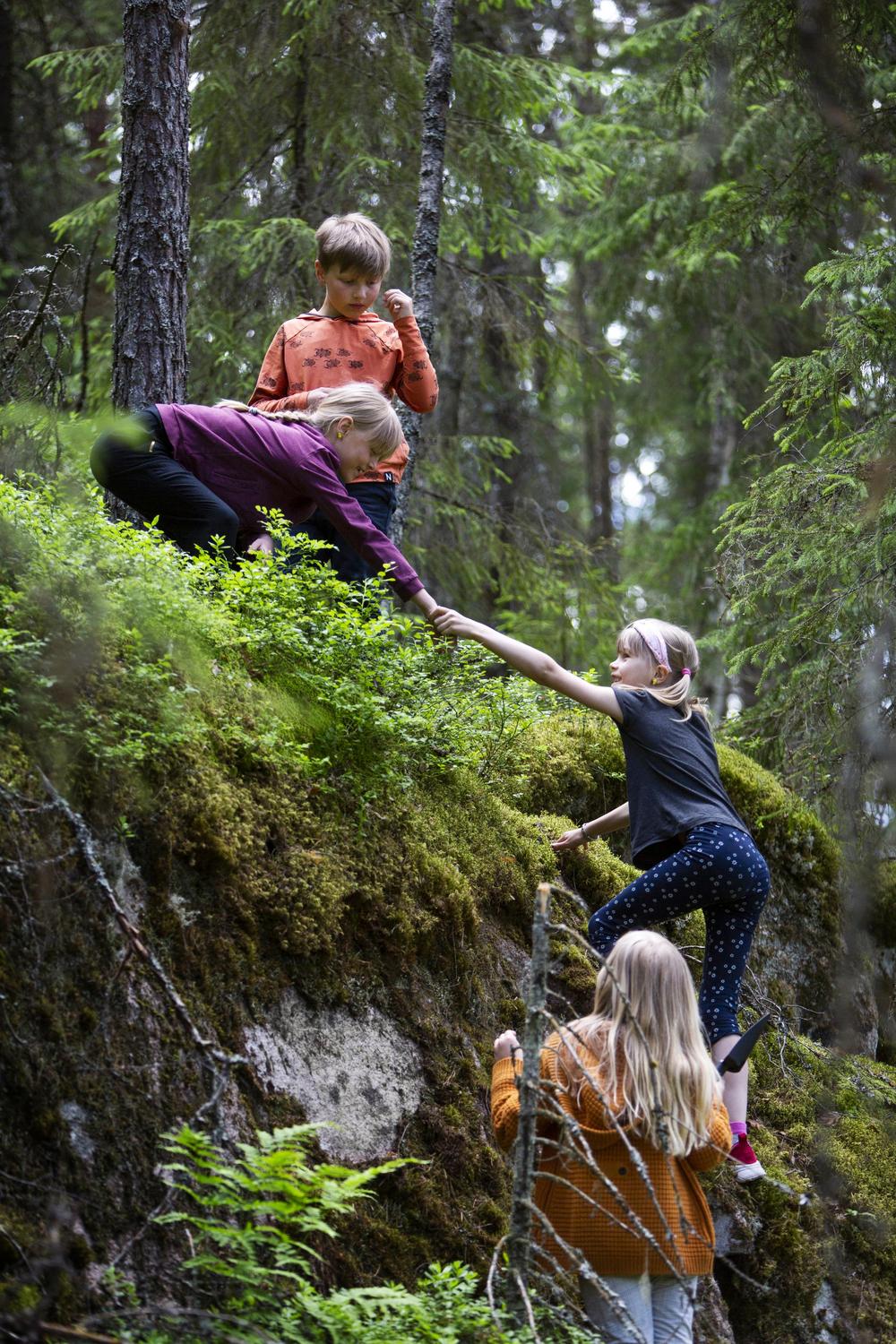 Elegantti salaattiannos sinisellä, kulmikkaalla keramiikkalautasella.