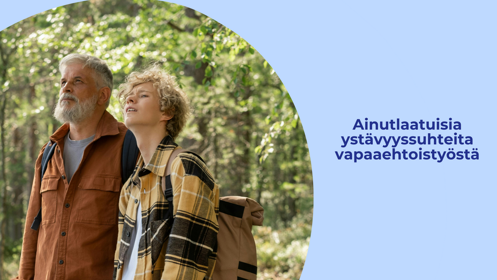 Pieni saparopäinen tyttö kävelee käsi kädessä yhdessä nuoren naisen kanssa. He kävelevät kesäisellä hiekkatiellä yhdessä samaan suuntaan. He katsovat toisiaan hymyillen.