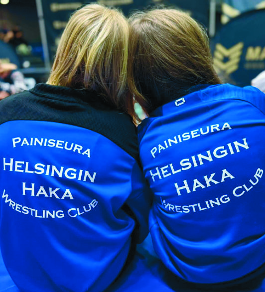 Helsingin Hakan junioripainijoita sinisissä seura-asuissa.