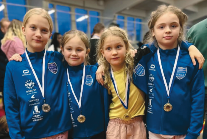 Neljä Helsingin Hakan junioripainijaa mitalit kaulassaan.