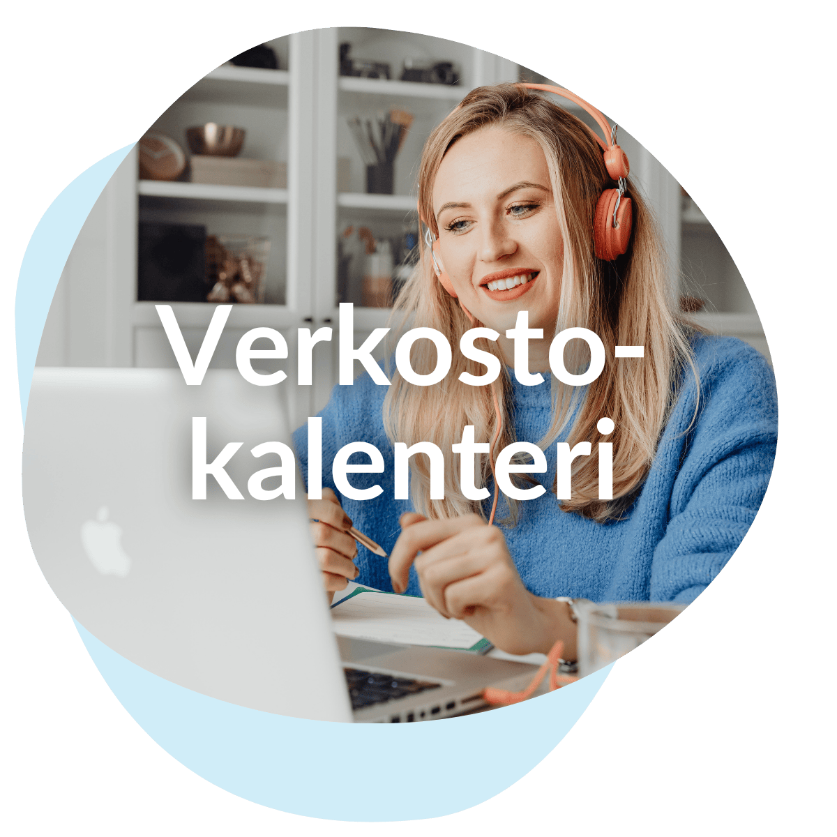 Nainen osallistuu etäpalaveriin.