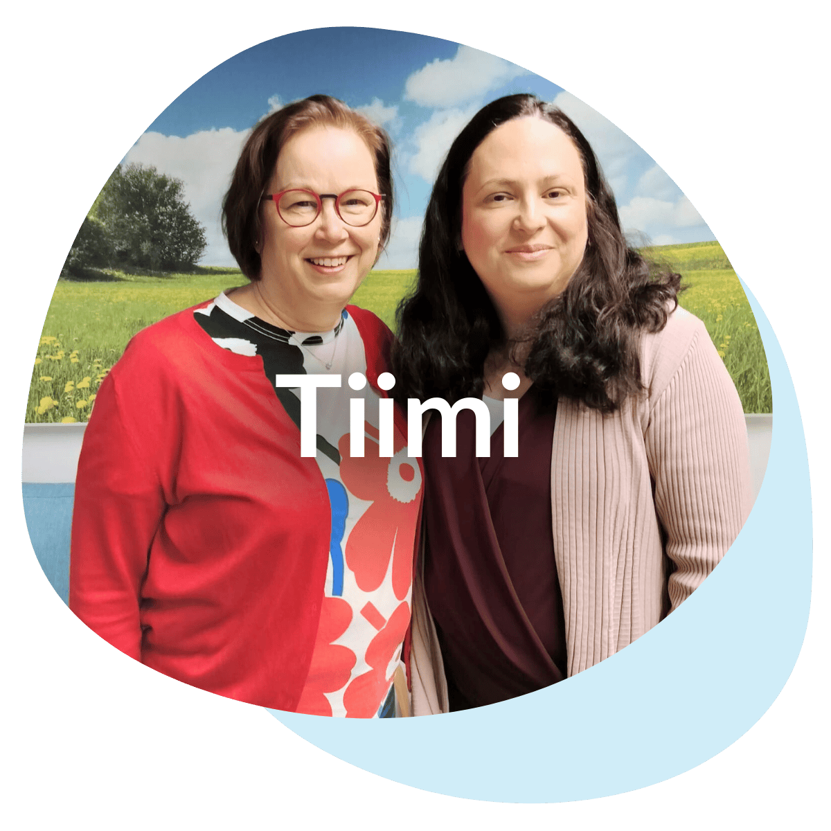 Koivukylän kohtaamispaikan tiimi Satu ja Lina hymyilevät vierekkäin