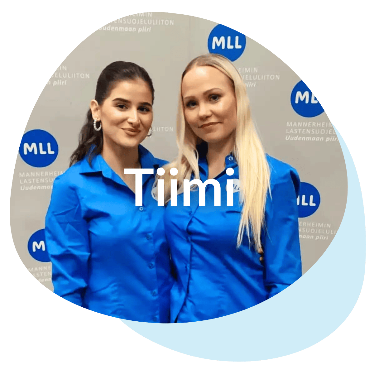 MLL Perhetalo Hakunilan työntekijät seisovat ja hymyilevät.