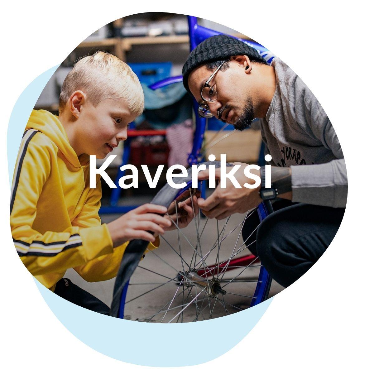 Kuvassa mies ja poika korjaava pyörää. Teksti keskellä: Kaveriksi