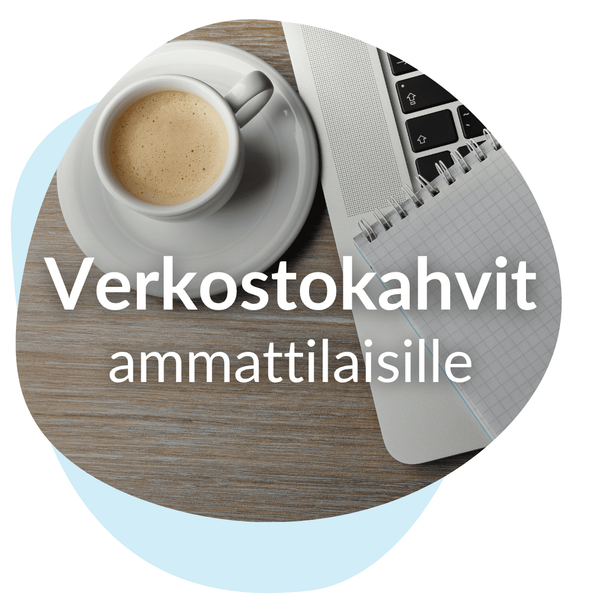 Kahvikuppi ja tietokone, jonka päällä on muistilehtiö.