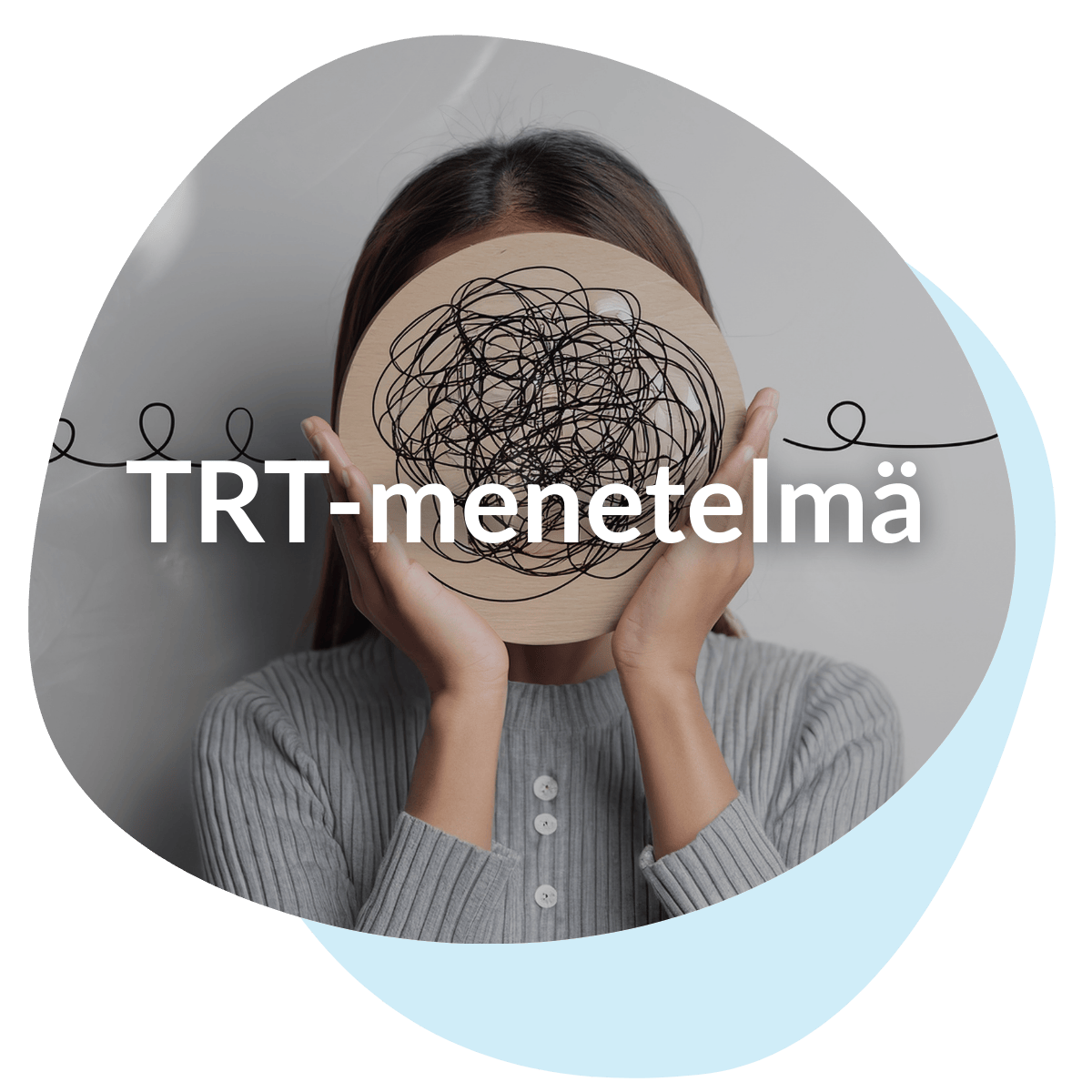 Lapsi pitää kasvojen edessä kuvaa piirretystä sotkusta, joka kuvastaa trauman haasteita mielelle.