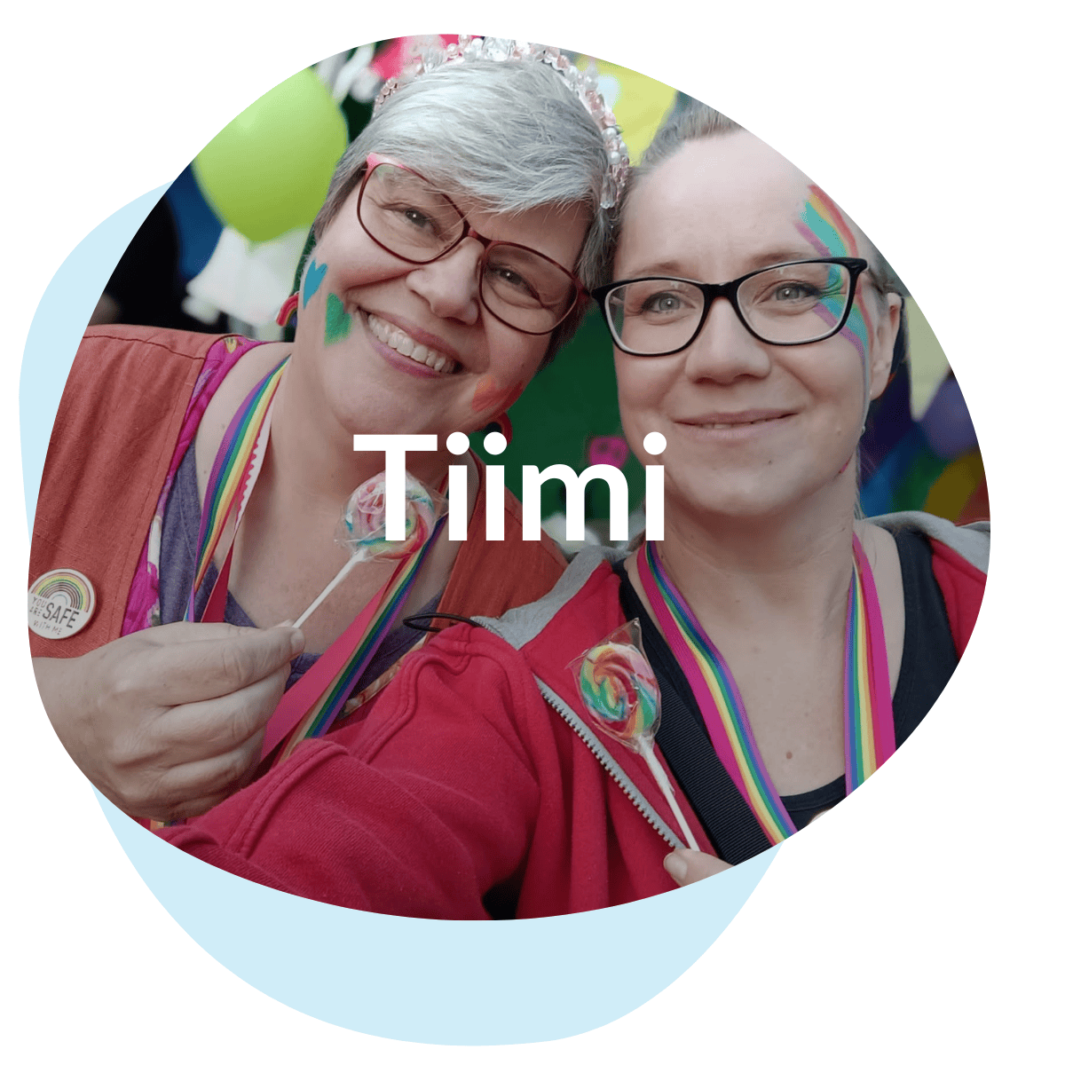 MLL Perhetalo Onnilan työntekijät hymyilevät vierekkäin.