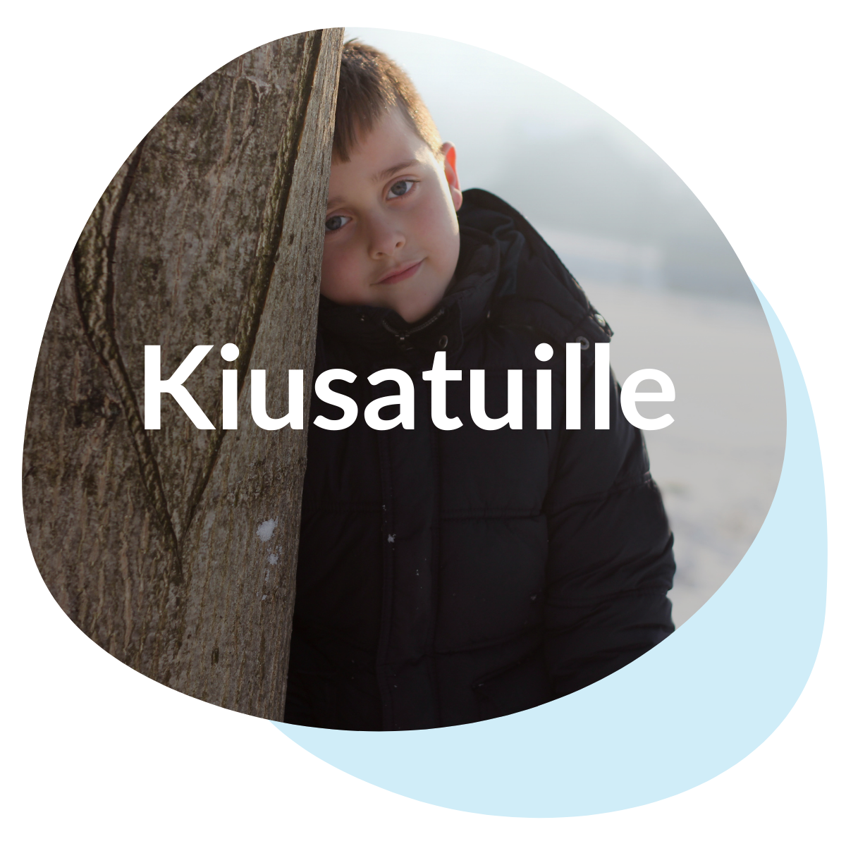 Kiusattu poika katsoo puun takaa nojaten puuhun. Teksti kuvassa: Kiusatuille.