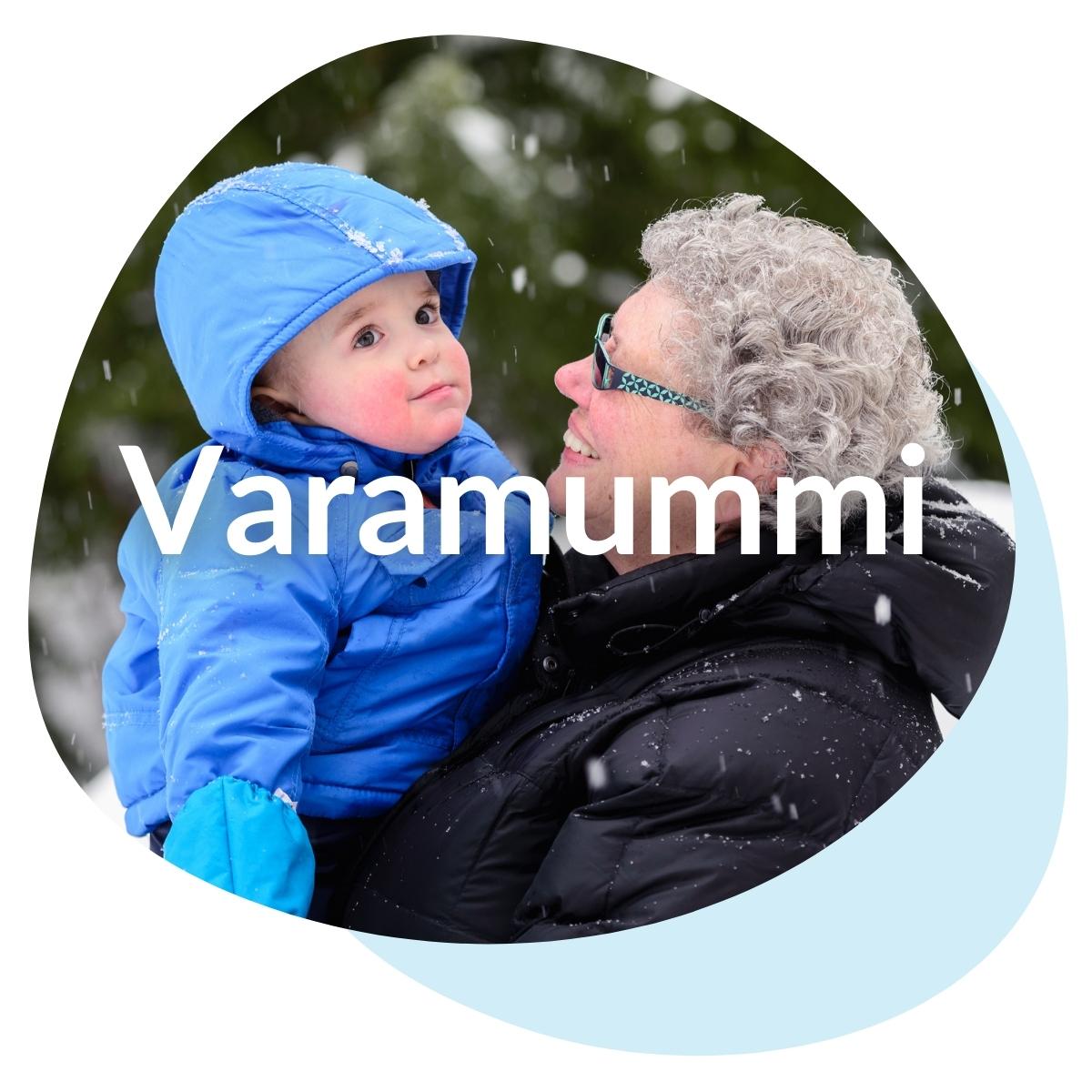 Mummi, jonka sylissä on pieni sinitakkinen poika.