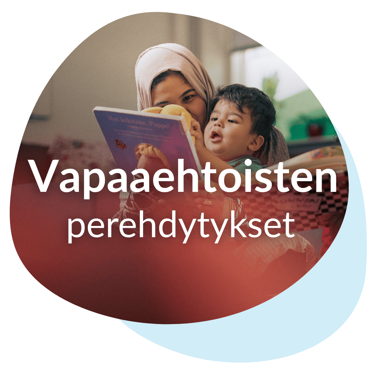 Äiti lukee lapselle kuvakirjaa MLL perhetalolla.