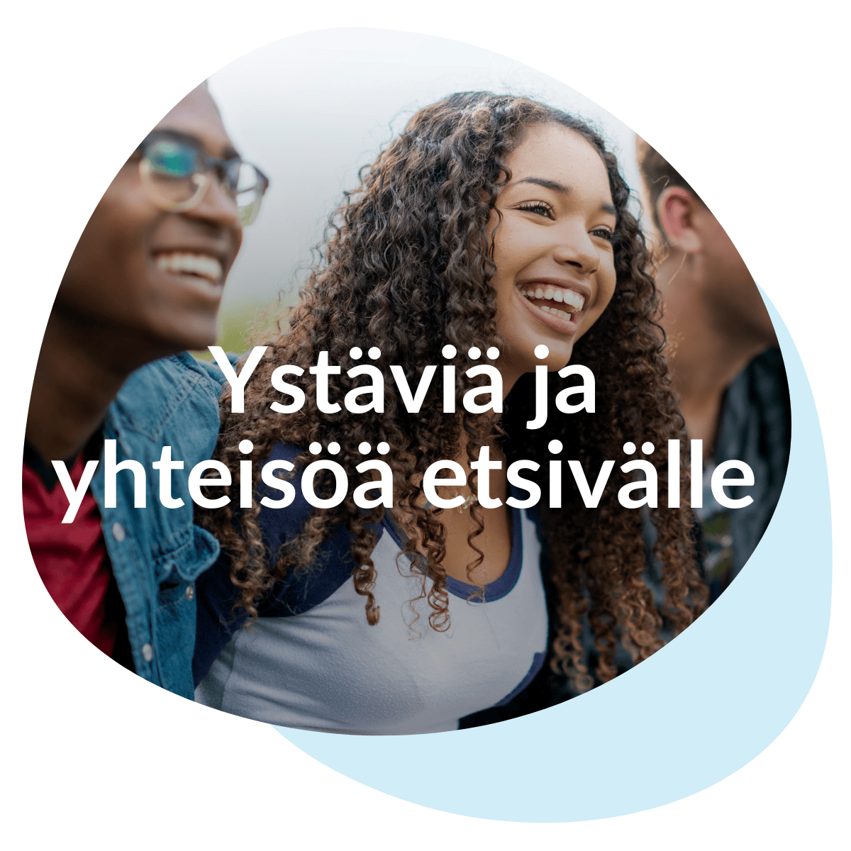 MLL Messis maahan muuttaneet nuoret hymyilevät ryhmässä kuvassa.