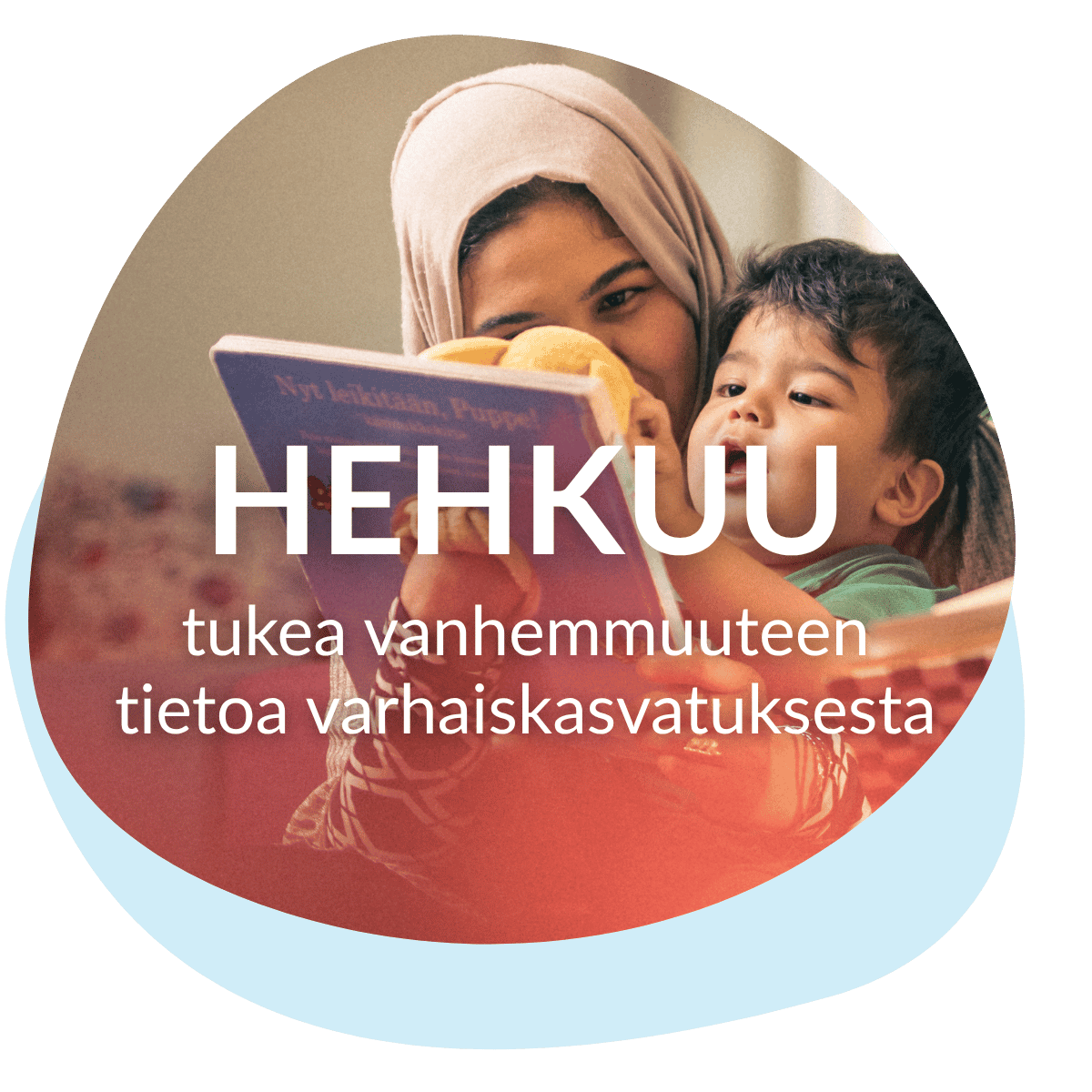 Maahan muuttanut äiti lukee iloisesti lapsensa kanssa 