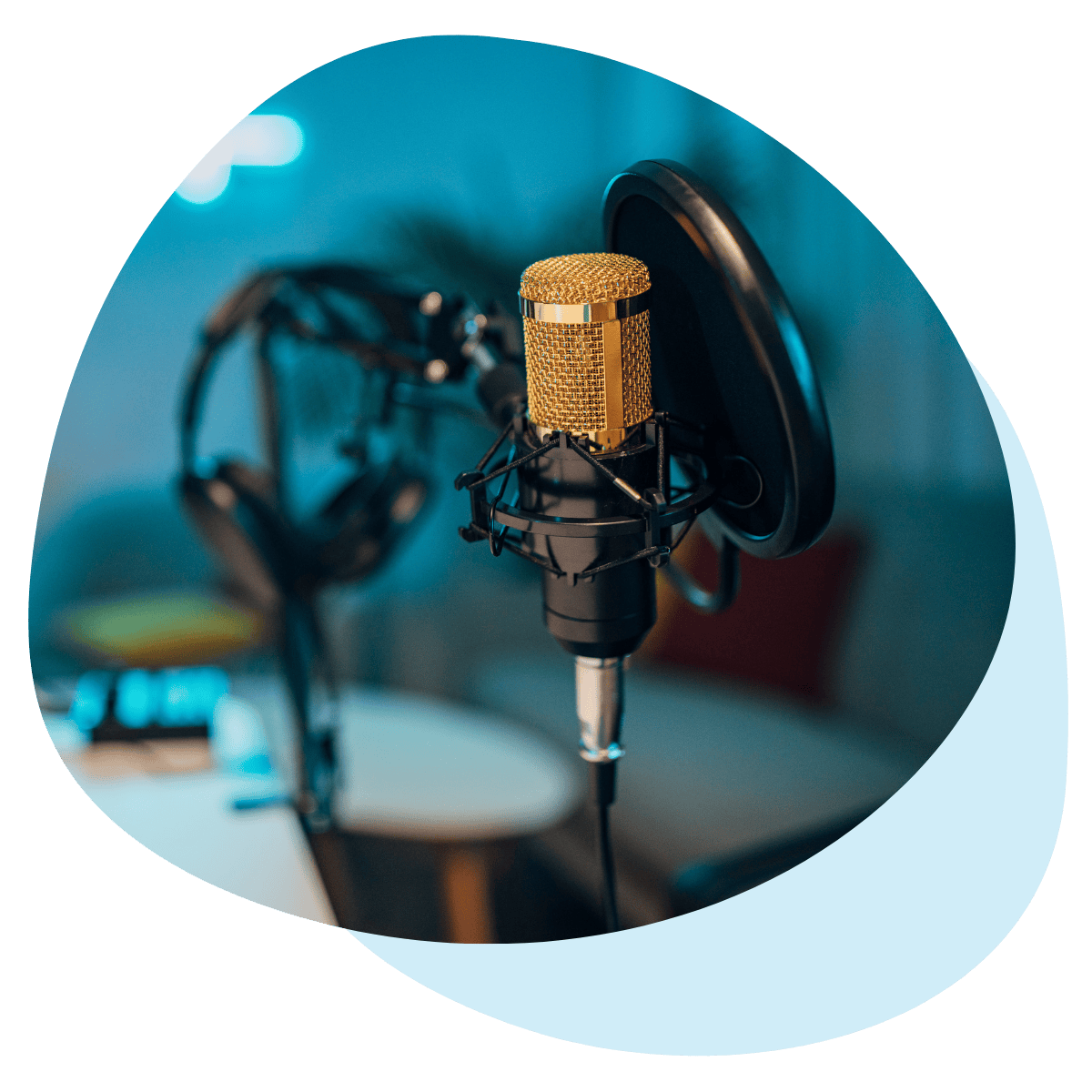 Podcast studio mikrofonilla.