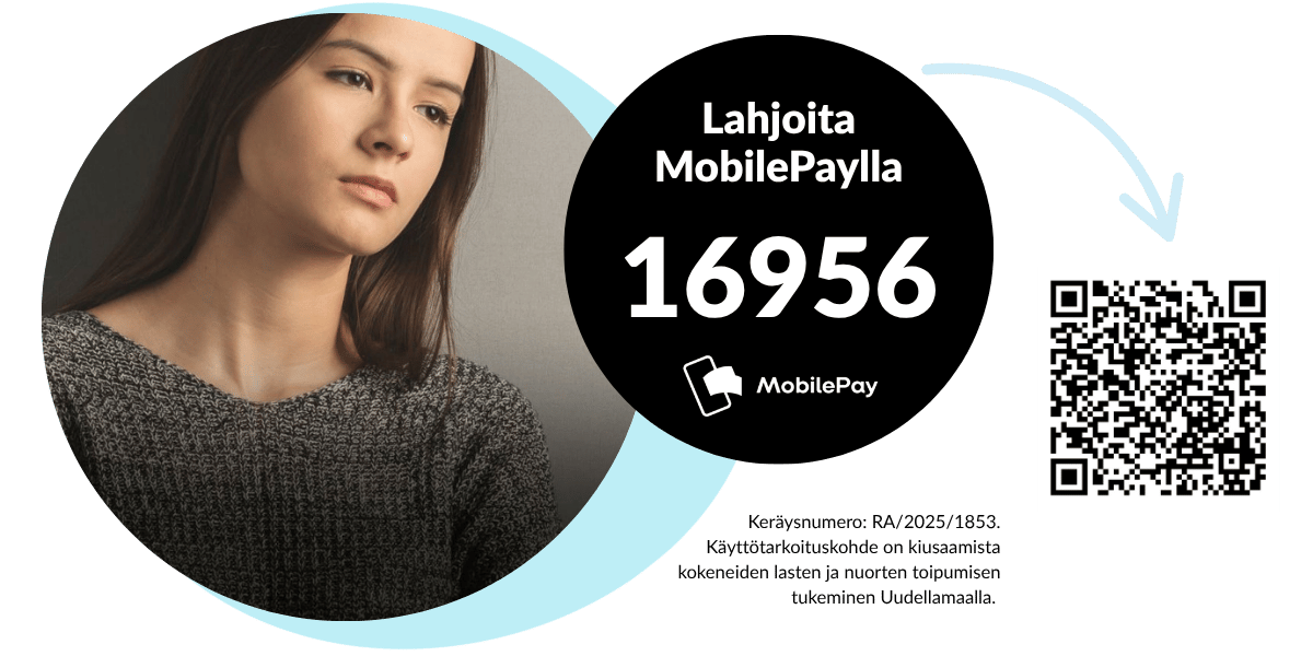 Nuori teini-ikäinen tyttö on surullinen ja katsoo kaukaisuuteen kiusaamisen takia