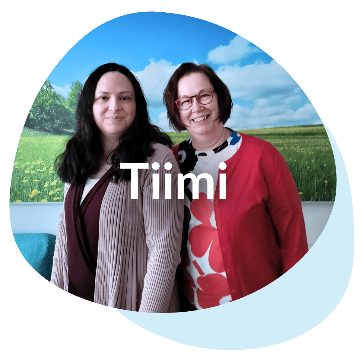 Koivukylän kohtaamispaikan tiimi Satu ja Lina hymyilevät vierekkäin