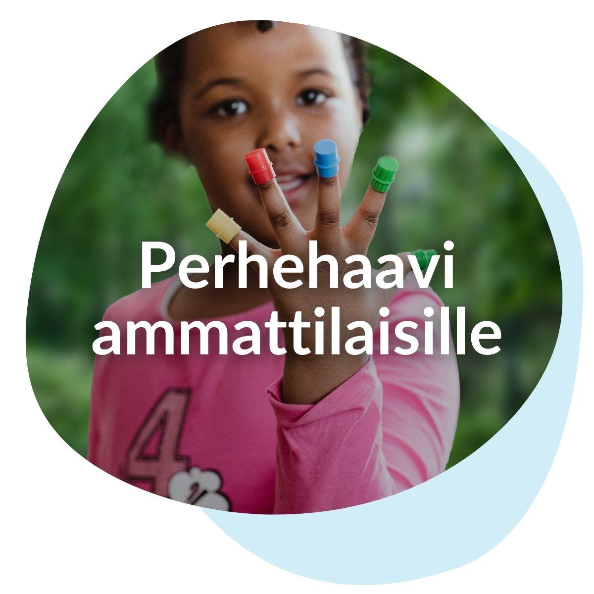Tyttö katsoo kameraan pelinappulat käsissään.