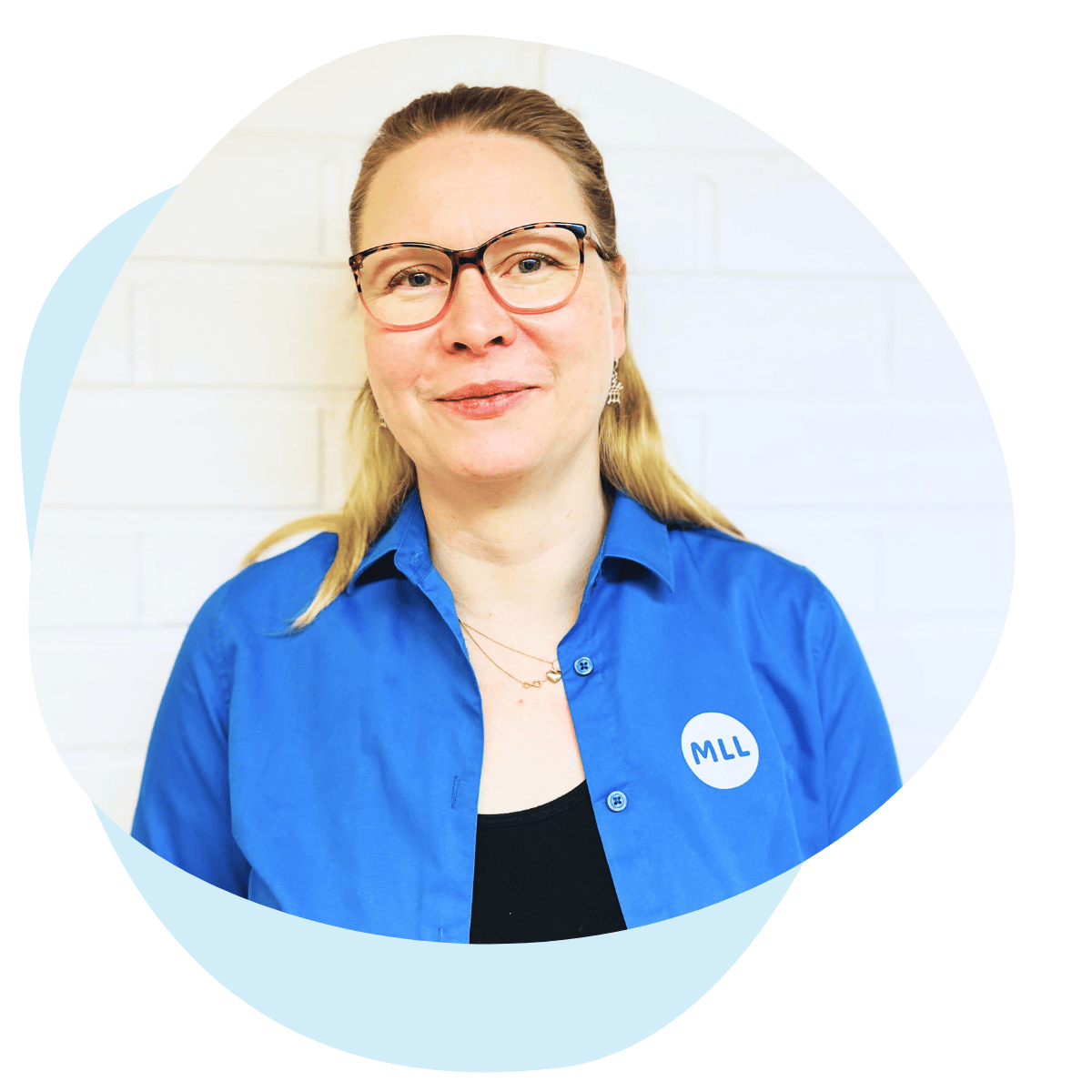 MLL Uusimaan Katri Kuikka hymyilee MLL-paita päällä