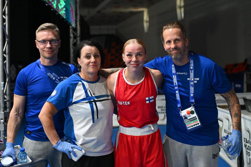 Suomen nyrkkeilymaajoukkueen valmentajat ja Pihla Kaivo-oja