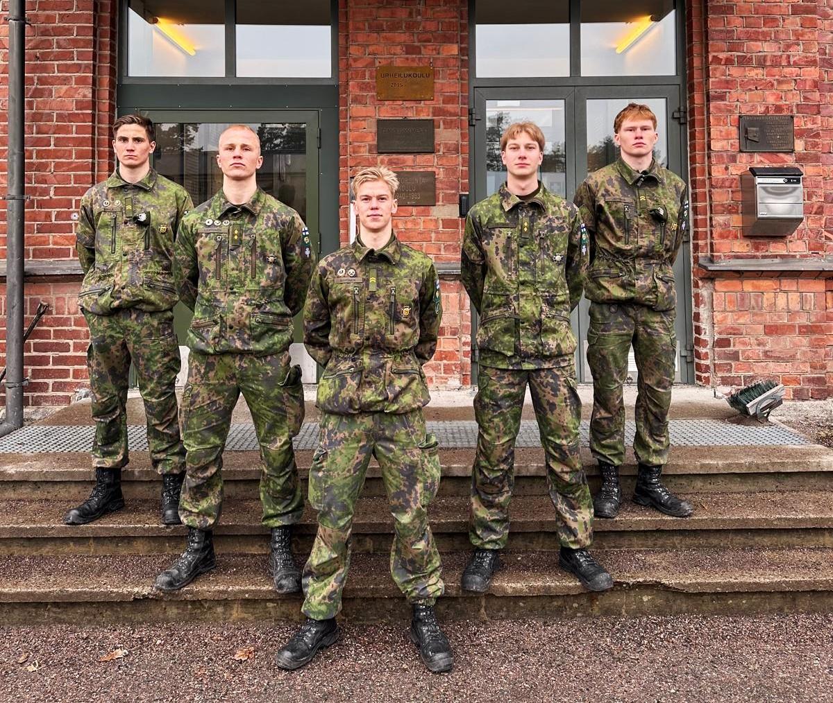 Urheilukoulun suorittaneet kotiutuivat tänään armeijasta. Kuvassa viisi nyrkkeilijää. 