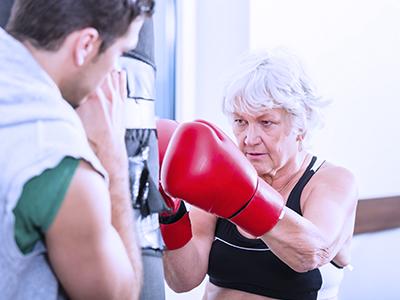 vanha nainen nyrkkeilee