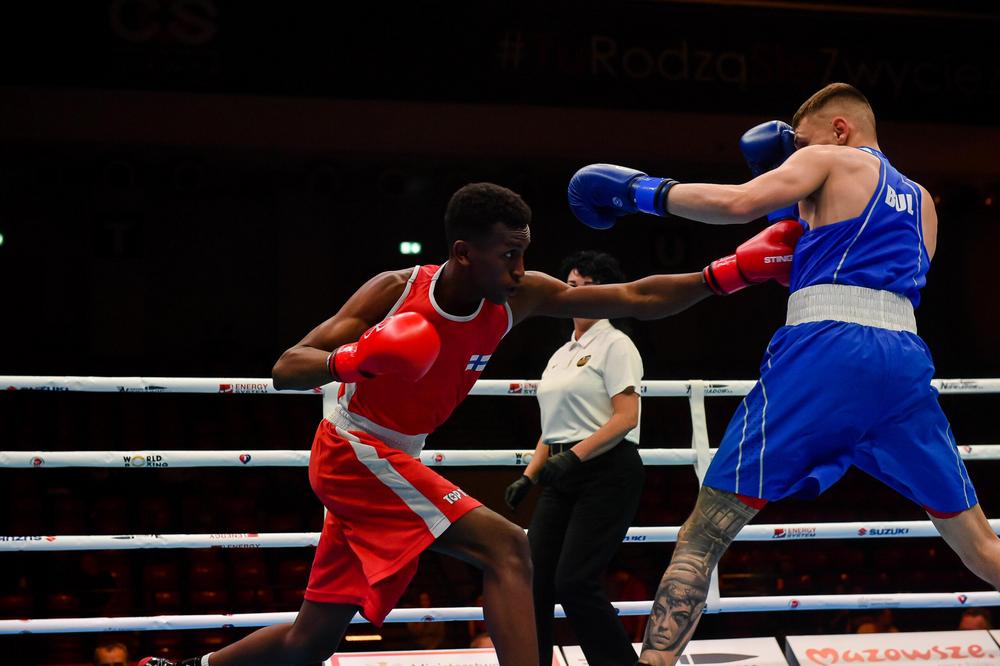 Ismail Umar nyrkkeilee kehässä