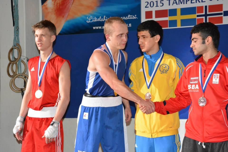 nyrkkeiljiät seisovat palkintokorokkeella