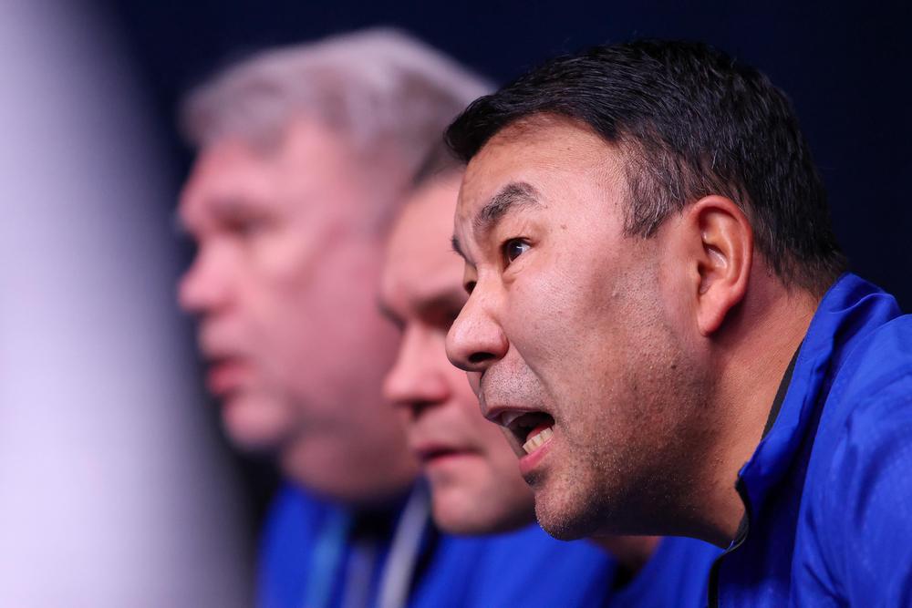 Valmentajat huutavat ohjeita kehään.