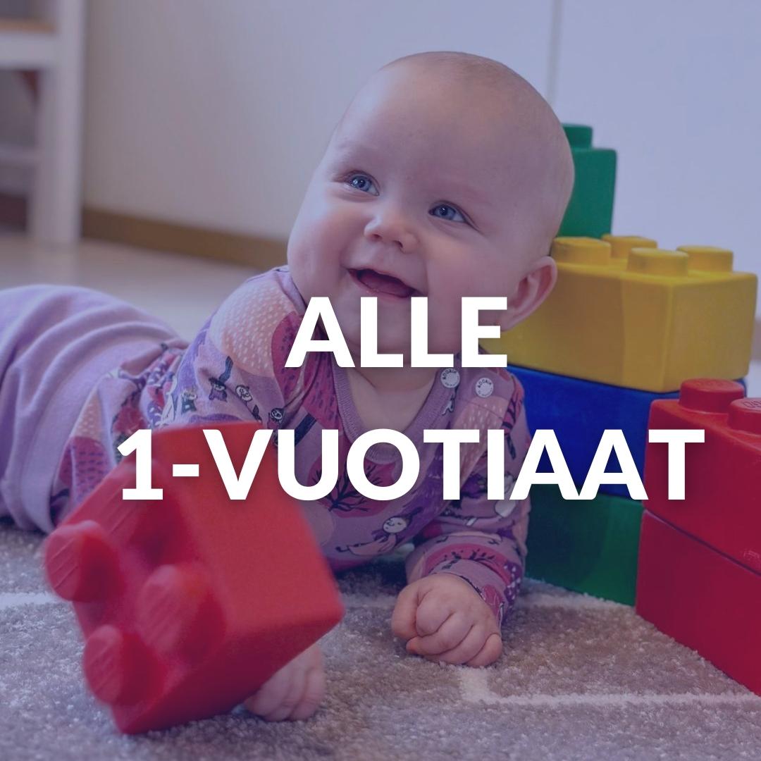 Yksi iloinen lapsi leikkipalikoiden joukossa