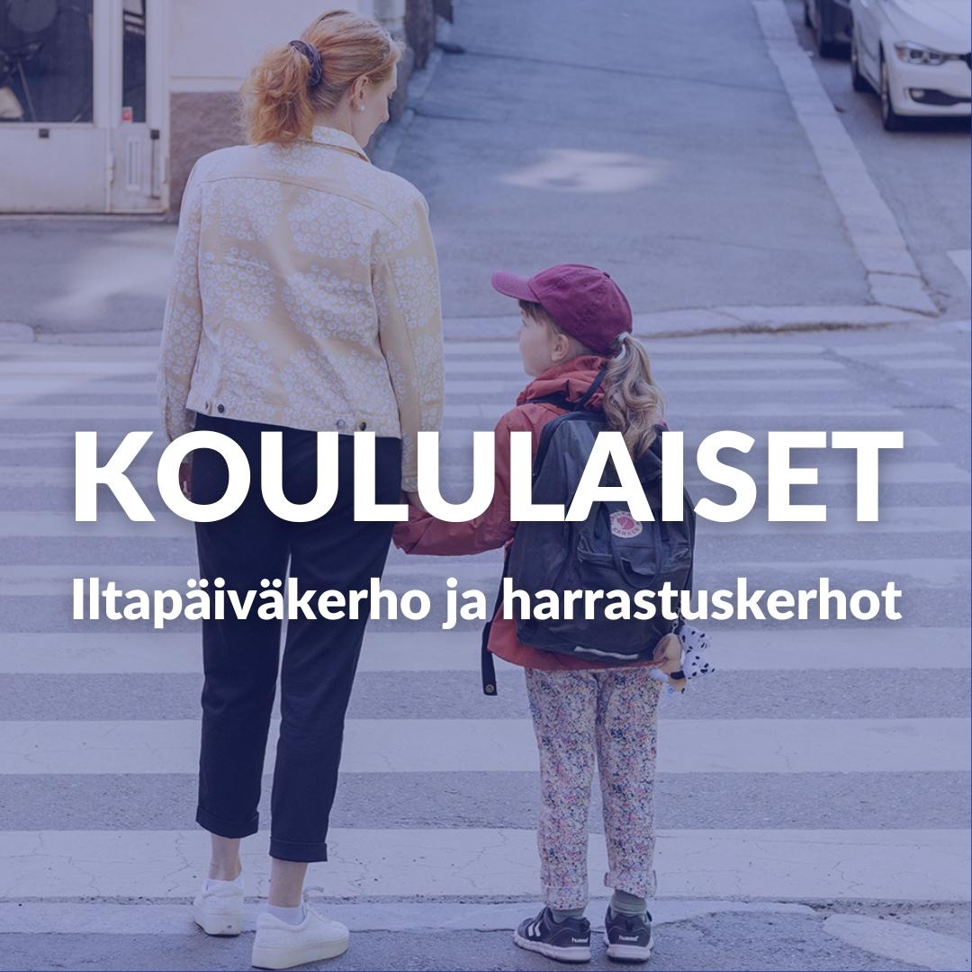 Aikuinen ja lapsi ylittämässä tietä 