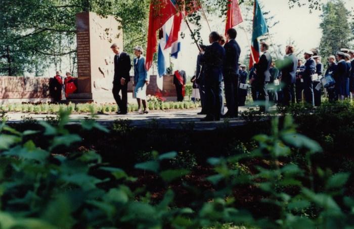Tasavallan presidentti Mauno Koivisto ja rouva Tellervo Koivisto osallistuivat 4.6.1988 pidettyyn Punavanki 1918 -muistotapahtumaan.
