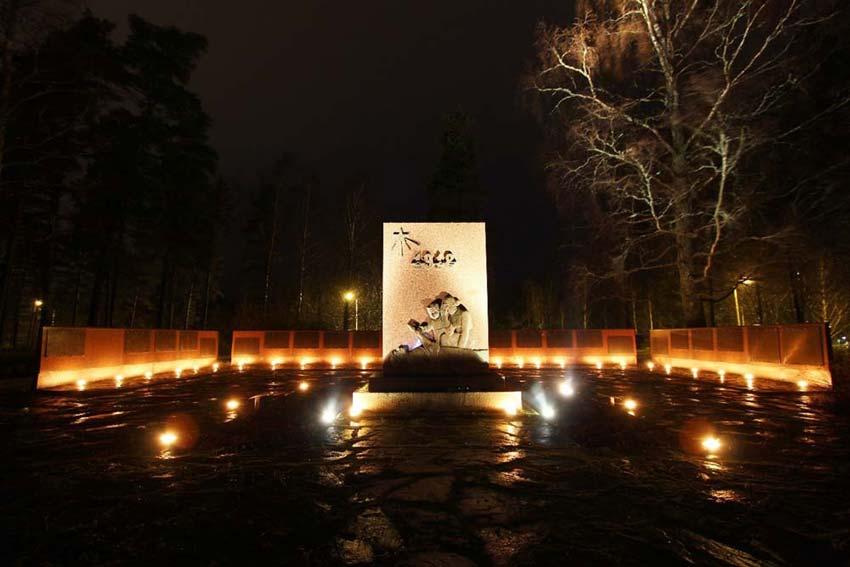 Minnesmärket en självständighetsdags kväll i facklors sken. Foto: Bengt Lindholm
