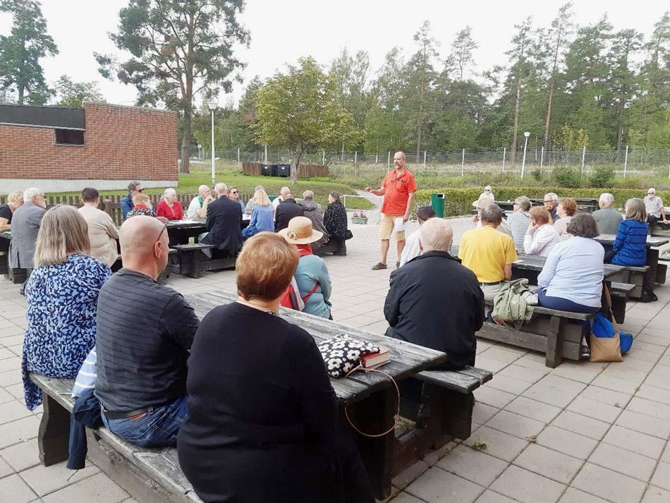 Vår guide Sture Lindholm ”grundar” rundvandringen för den finska gruppen utanför Soldathemmet. 