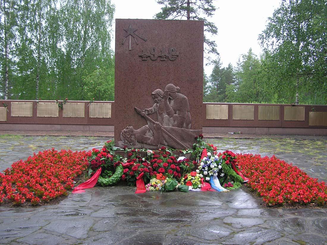 Tammisaaren vankileirin muistomerkin on suunnitellut kuvanveistäjä Uuno F. Inkinen.