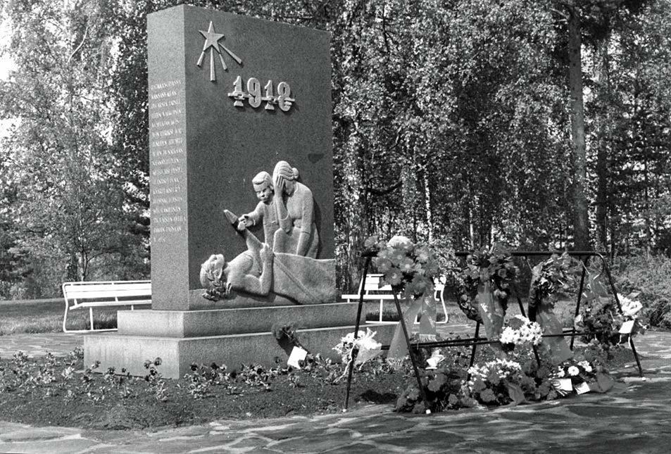 Entiset punakaartilaiset ry reste 1951 gravminnesmärkets  grunddel. Bilden från 1970-talet.