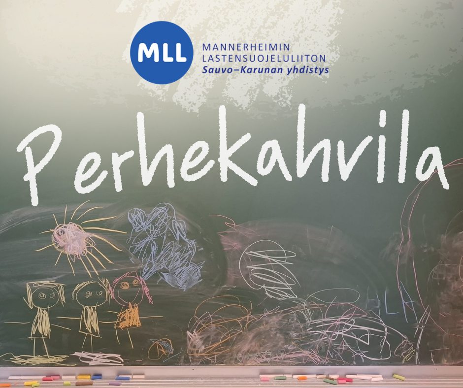 Lapset ovat piirtäneet liitutaulun alareunaan värikkäitä ihmisiä ja auringon. Niiden yllä lukee perhekahvila ja ihan yläreunassa on MLL Sauvo-Karunan yhdistyksen logo.