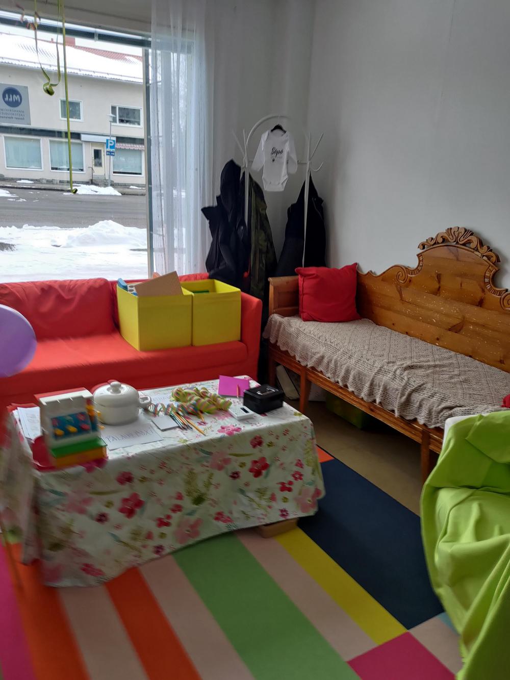 Kaksi sohvaa huoneen nurkassa. Niiden edessä sohvapöytä.