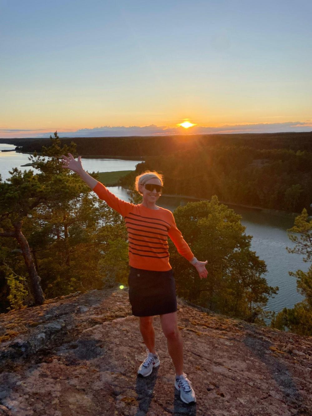 Kuvassa aurinkoinen seuramme puheenjohtaja ja ohjaaja Johanna