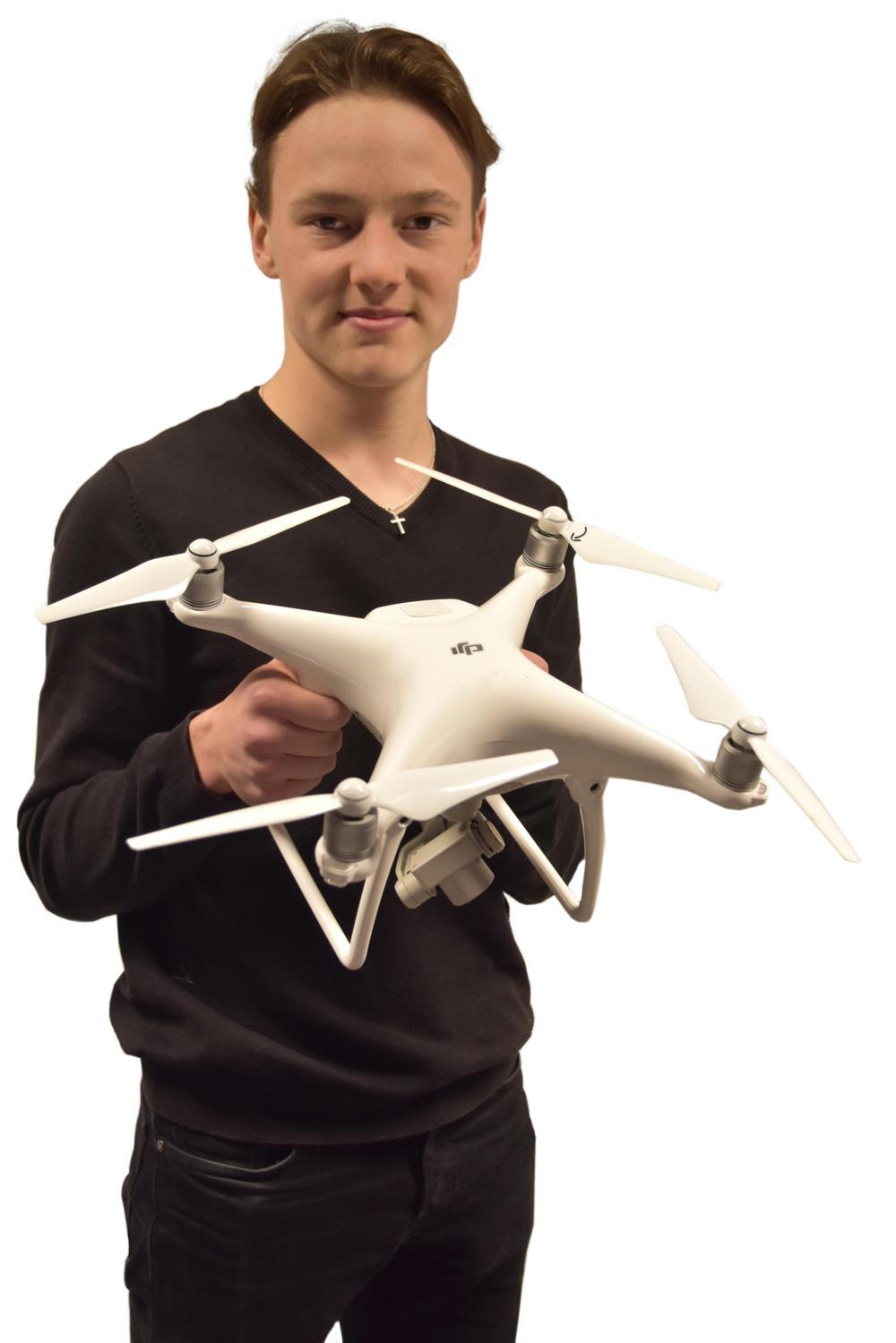 Nuori 4H-yrittäjä dronen kanssa