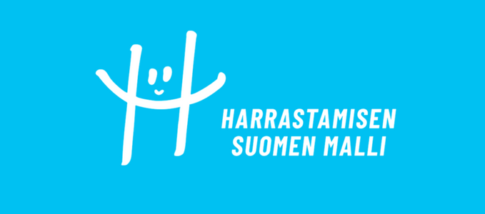 Valkoinen "Harrastamisen Suomen malli" -logo vaaleansinisellä taustalla. Kuva on Harrastamisen Suomen mallin kotisivuilta.