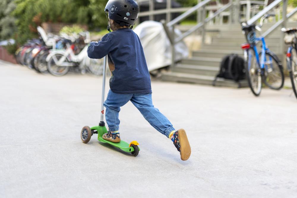 Kuvituskuva, lapsi skuutilla