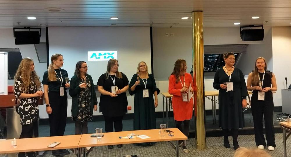 Uudenmaan terveydenhoitajayhdistyksen hallituslaisia ryhmäkuvassa