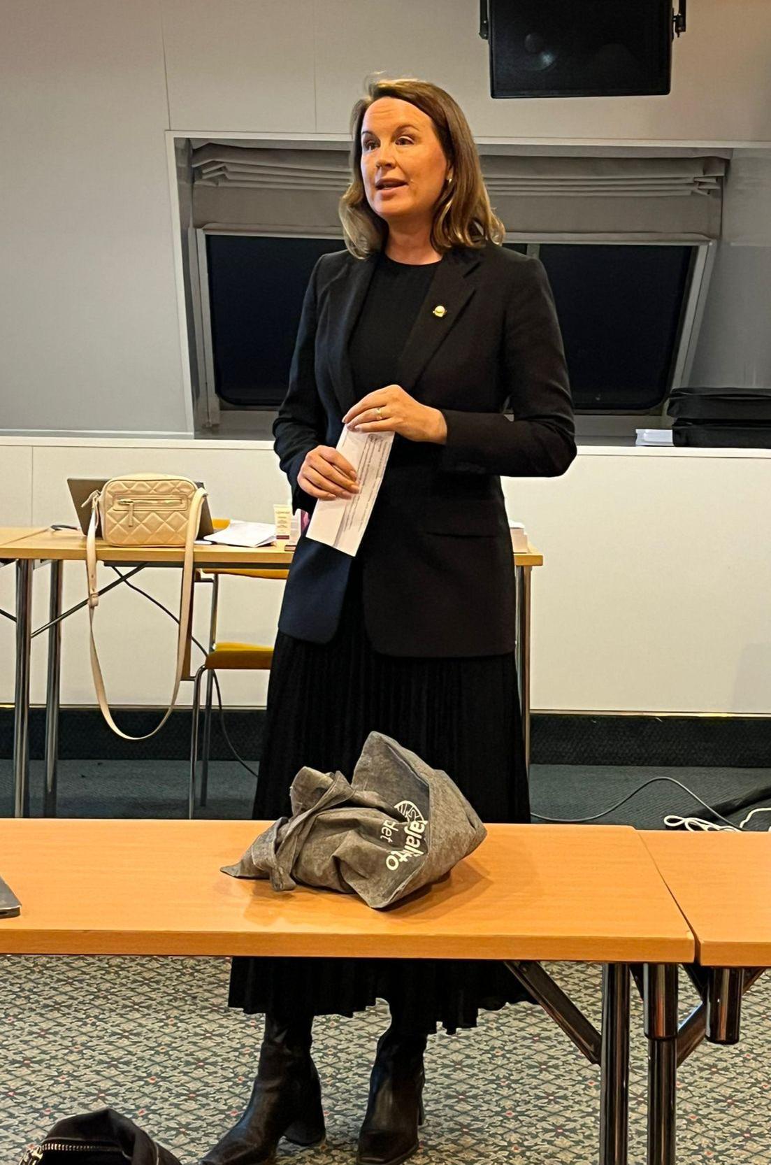 Terveydenhoitajaliiton puheenjohtaja Kirsi Grym pitämässä puhetta risteilyllä