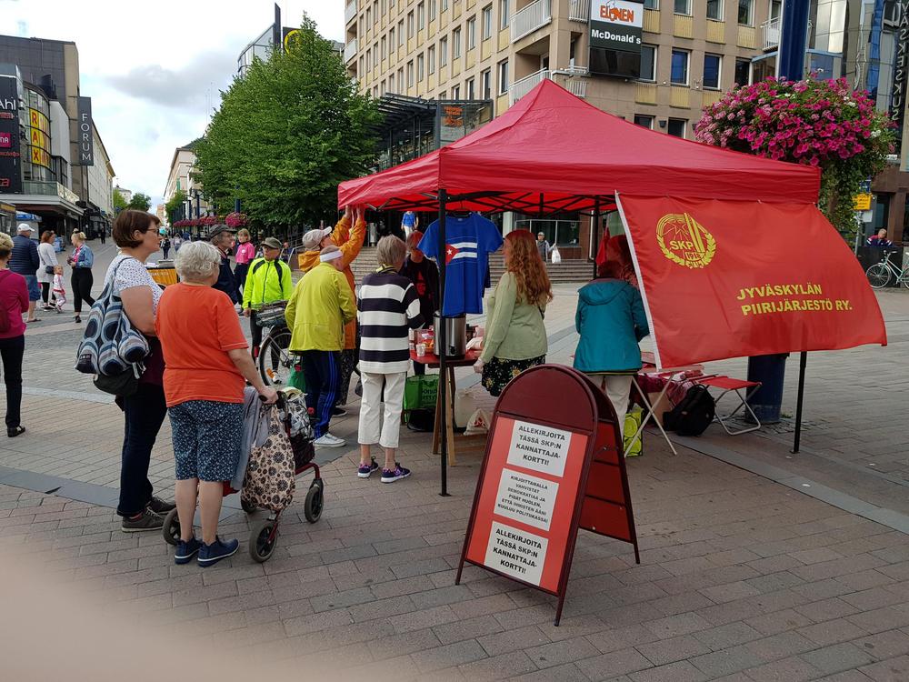SKP:n vaaliteltta, jonka sivussa liehuu piirin lippu