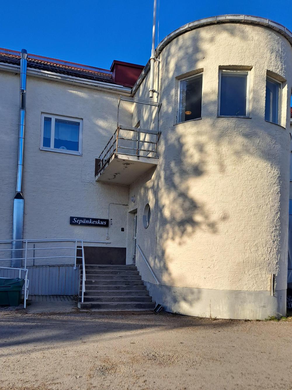 Sepänkeskus etuoven kohdalta kesällä.