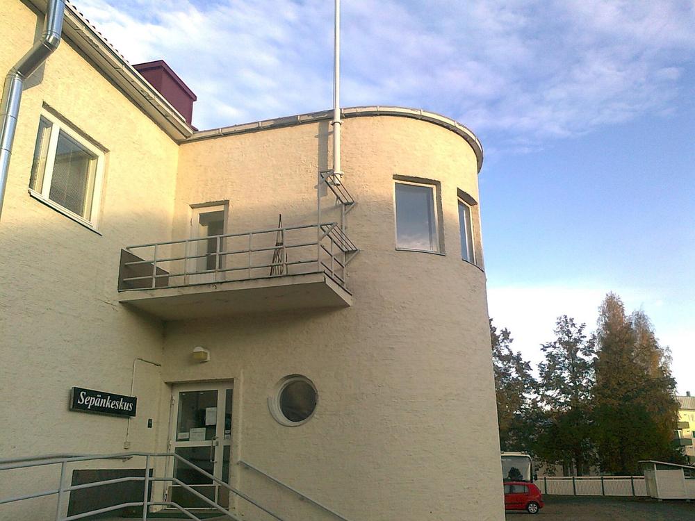 Sepänkeskus etuoven kohdalta kesällä.
