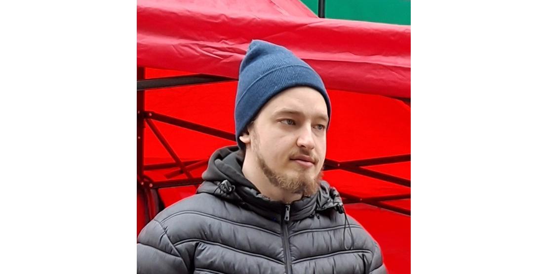 Lähikuva Samuel Kalliosta punaisella teltalla.